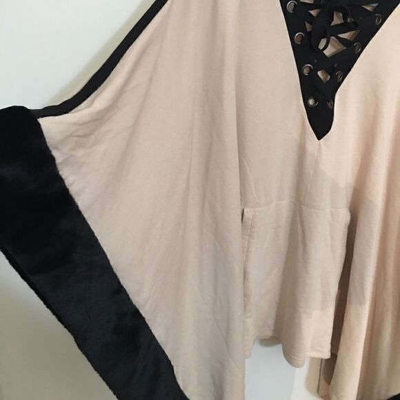 Romans Faux Fur lined Uni pocket arm hole poncho - Picture 4 of 8